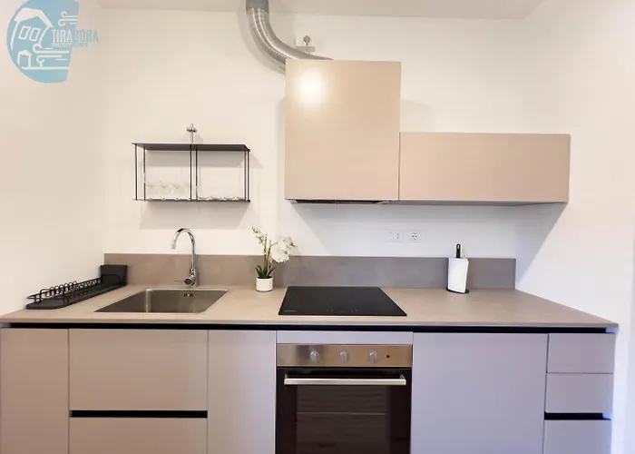 Economo B1 Tirabora Short Rent