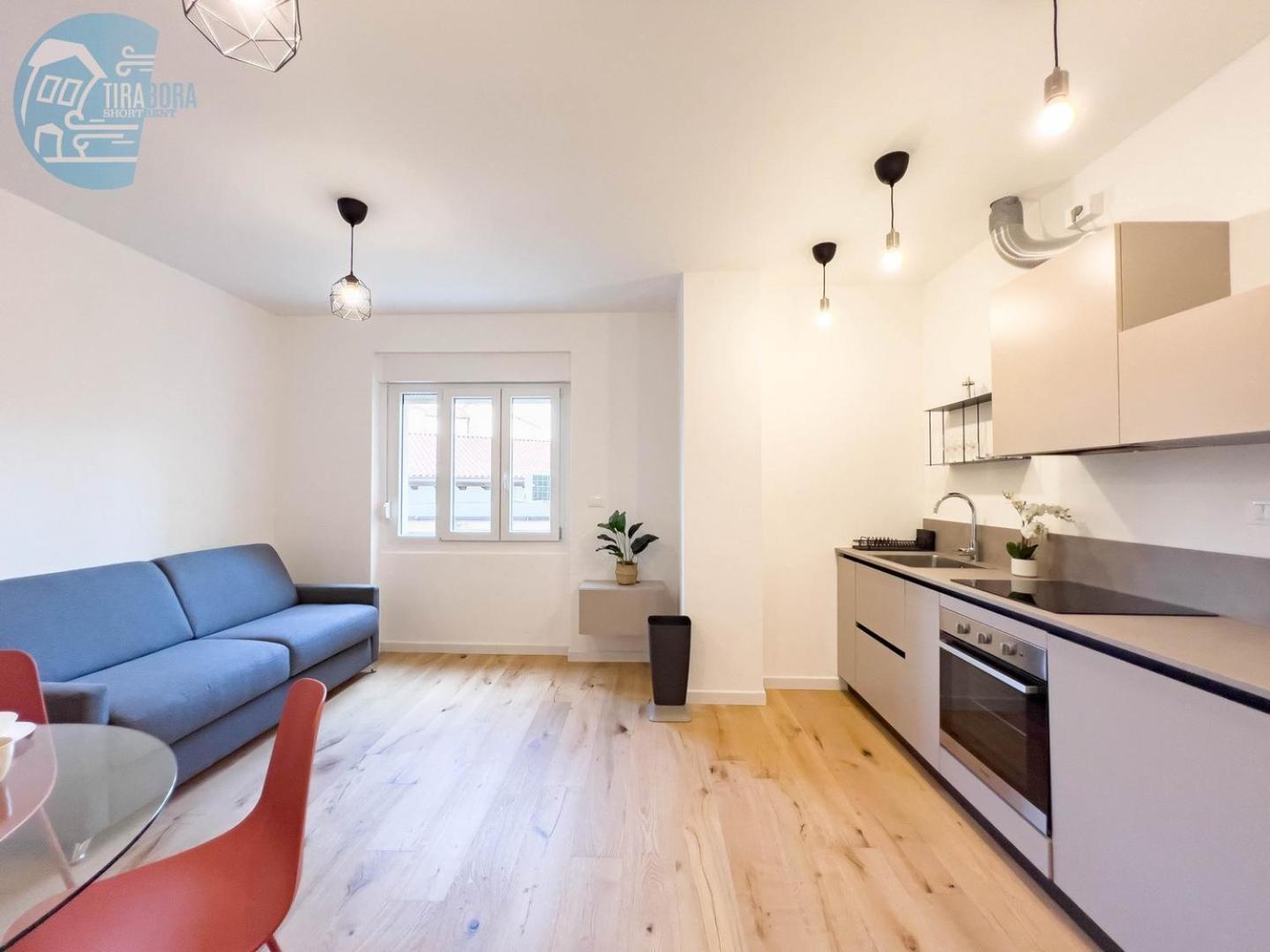 Economo B1 Tirabora Short Rent *