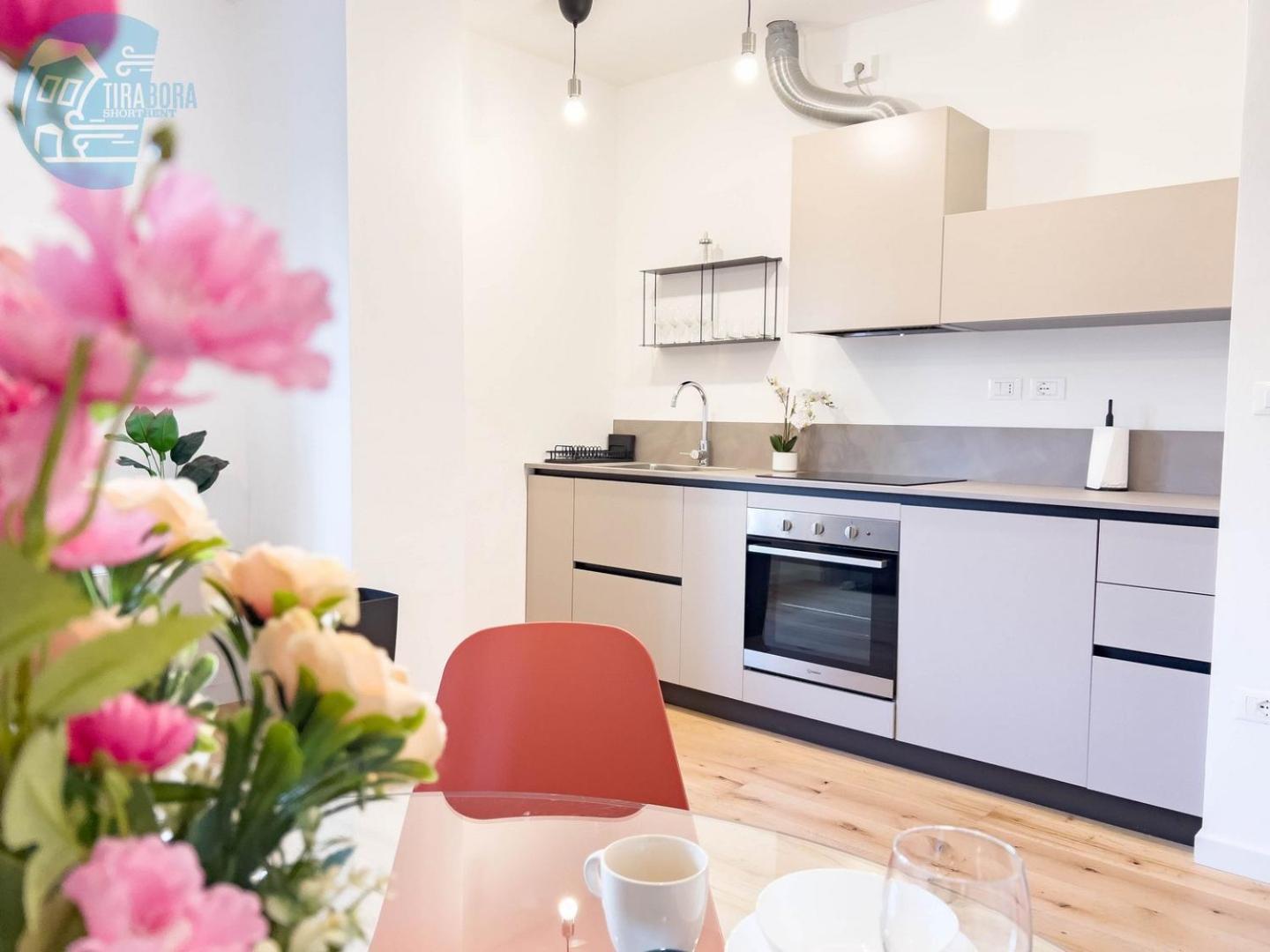 Economo B1 Tirabora Short Rent